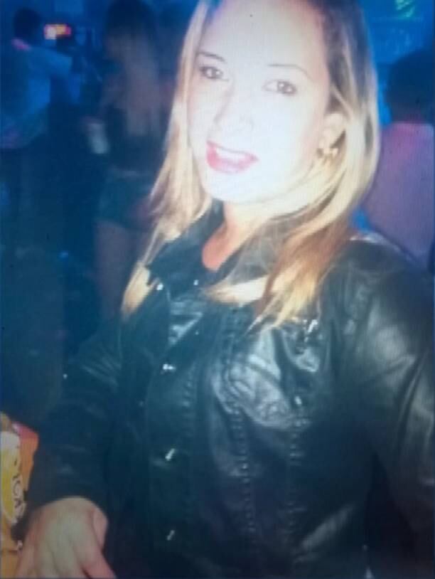 Dentro da casa noturna, Fabiana foi ao banheiro. Ao perceber a demora da amiga, Patrícia foi procurá-la e a teria encontrado aos beijos com outro homem