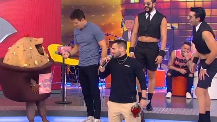 Além disso, ele virou alvo de imitação no palco! O pretendente Matheus reproduziu as principais falas do assistente de palco e arrancou gargalhadas do mal-humorado.
Continue acompanhando o Vai dar Namoro no Hora do Faro que vai ao ar aos domingos, a partir das 15h45, na Record TV.