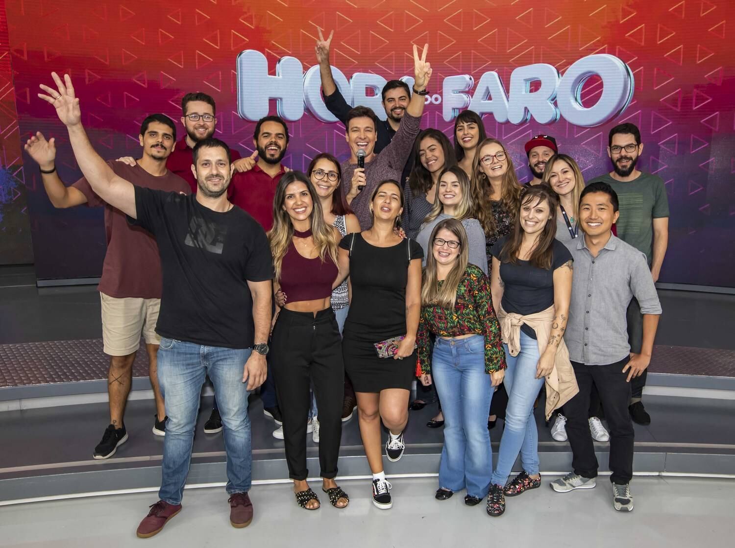 A equipe conheceu diversas dependências da emissora e passou pelo estúdio onde é gravado o programa Hora do Faro
