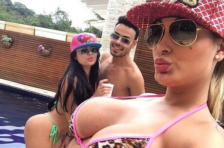 Andressa Urach curtiu a piscina com os amigos