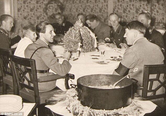 Na foto, Goebbels compartilha uma refeição com Hitler. A ilusão estava perto de acabar, quando o regime nazista foi desmantelado, permitindo que Berlim fosse tomada pelos aliados