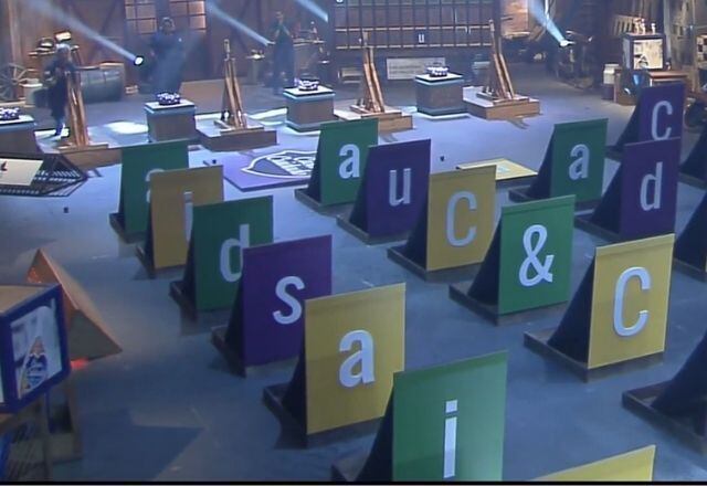 Em seguida, foi a vez de Jojo experimentar o grande chapéu pela primeira vez. Em um jogo de sorte com Mateus e Stéfani, a cantora conseguiu escapar da Roça e garantir o posto de Fazendeira da semana