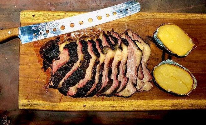 O chef Rodrigo Ferreira, conhecido como Diguinho e proprietário do Emporim do Diguinho, na zona oeste da capital paulista, criou uma receita de brisket que leva algumas horas em calor baixo e exposição indireta de fumaça. Para defumar esse corte bovino, ele usa lenhas de macieira ou de pecã