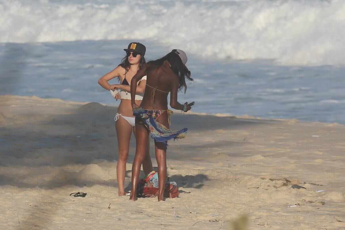 Isis Valverde esteve na praia da Reserva, no Rio