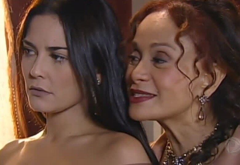 Ingênua, Glória aceita os assédios de Cunha e se dispõe a ser treinada por Firmina para se tornar a cortesã mais cobiçada da corte