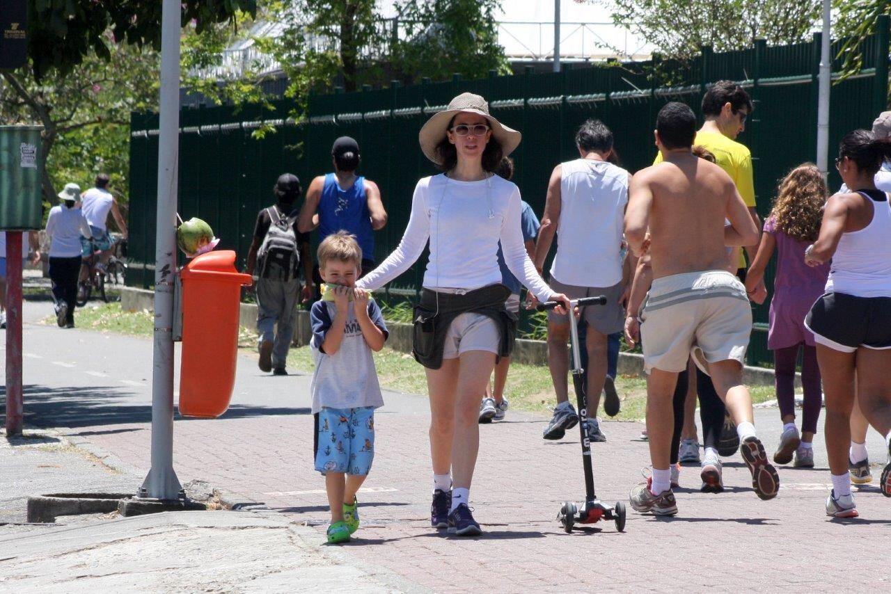 Enquanto a atriz caminhava, seu filho se divertia no patinete