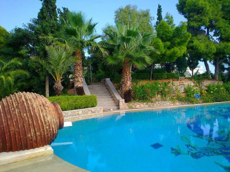 A casa de 620 m² tem cinco quartos, cinco banheiros e um
lavabo; uma usina de dessalinização de água e uma subestação de energia
elétrica 
