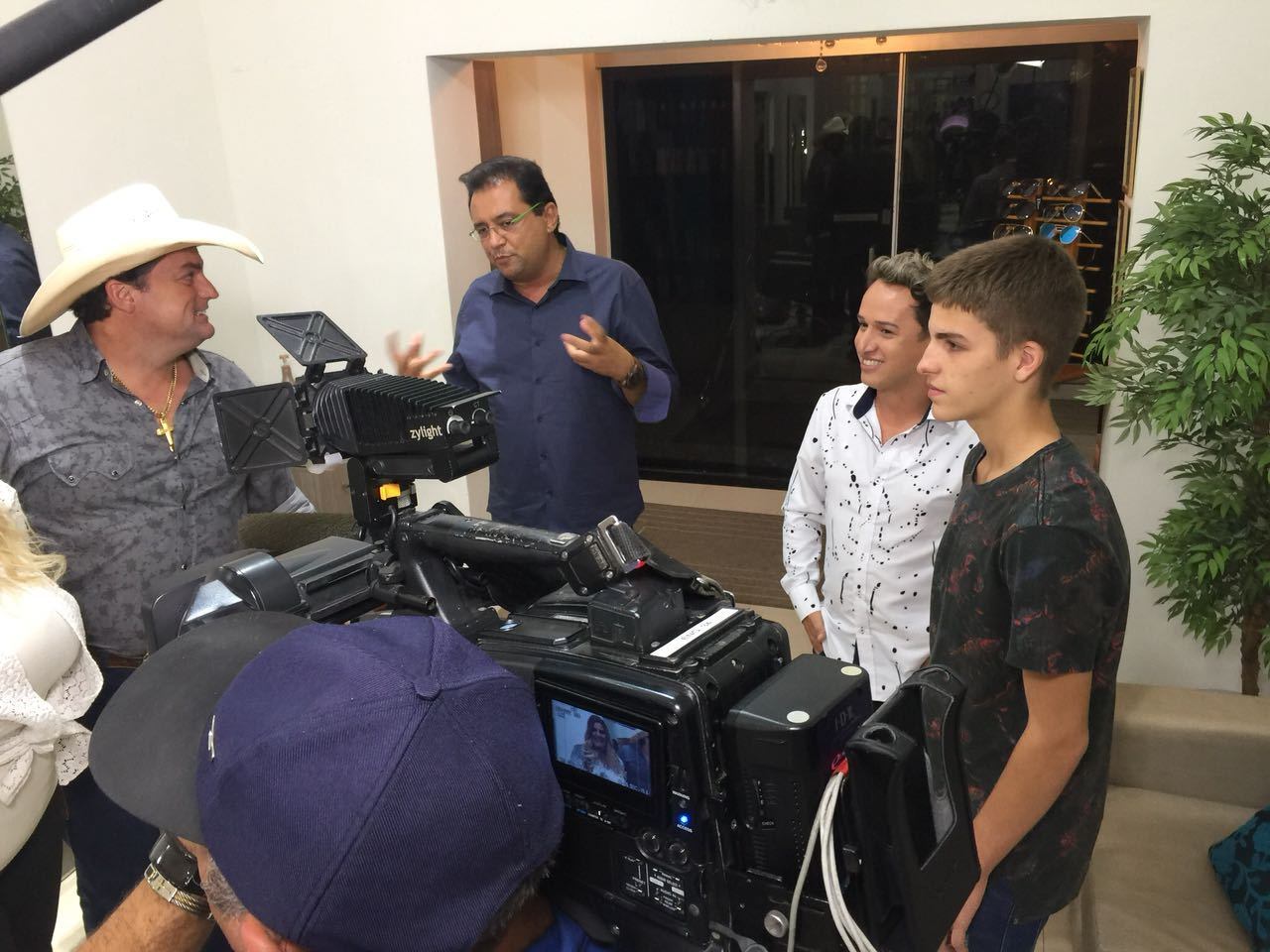 Além disso, Mara reencontrou os amigos e se emocionou na homenagem preparada por eles 