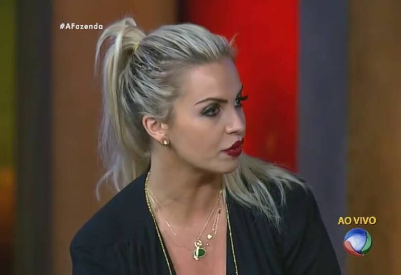 Veridiana Freitas comunicou que não tem nada com Marcelo Veridiana disse que é
cada um na sua. Faltou uma postura dele em A Fazenda

+ Veja fotos dos bastidores da grande final de A Fazenda 8
+ Veja as expressões de Ana Paula Minerato, vice-campeã de A Fazenda 8
+ Douglas Sampaio é o campeão de A Fazenda 8. Relembre a participação do vencedor
+ Ana Paula Minerato é vice-campeã de A Fazenda 8. Veja como foi a participação da peoa no reality show
+ Luka Ribeiro é o terceiro colocado de A Fazenda. Relembre a trajetória do ator
+ “Tem participante que vai colher frutos muito ruins aqui fora”, crava JP Mantovani
+ Douglas leva tapa na cara de Mara Maravilha, cai no choro e afirma: "Ela não merece um pingo de respeito"
+ Veridiana joga bebida em Marcelo Bimbi durante festa de encerramento e causa climão
