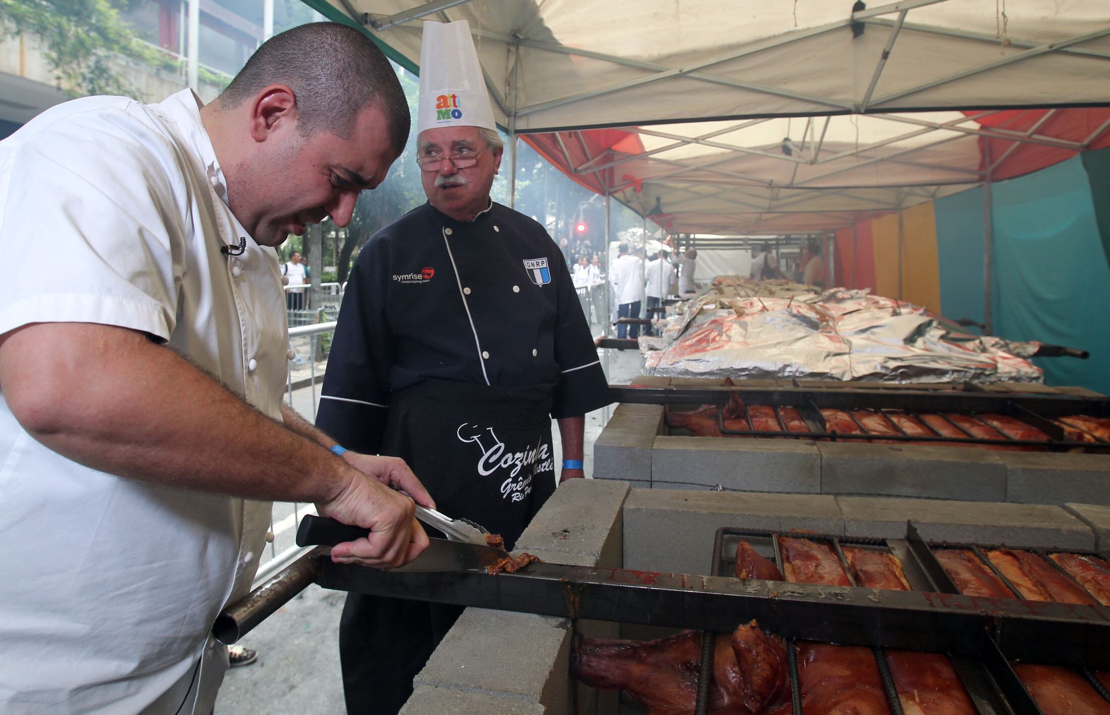 No Chefs na Rua, Jefferson Rueda, do restaurante Attimo, prepara porco à paraguaia com tutu de feijão e geleia de pimenta