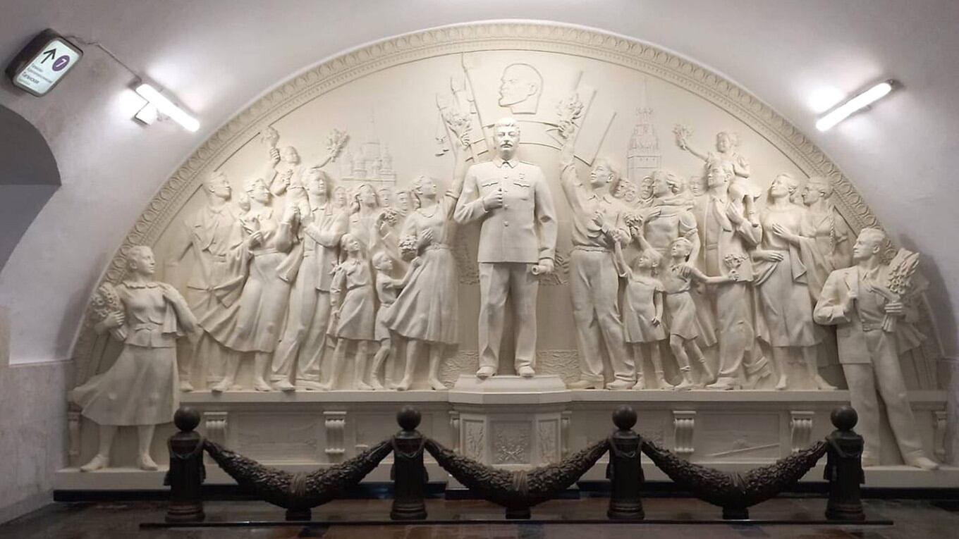 Escultura intitulada "Gratidão do Povo ao Líder e Comandante" retrata Stalin cercado por cidadãos soviéticos