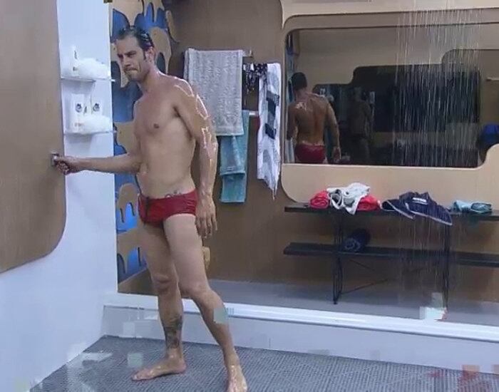 Após briga, Diego Cristo foi para o banho esfriar a cabeça
+ #DesafioSemMake: veja peoas de cara lavada
+ Veja fotos dos bastidores da festa Ostentação
+ Saiba como são e onde estão as tattoos dos peões