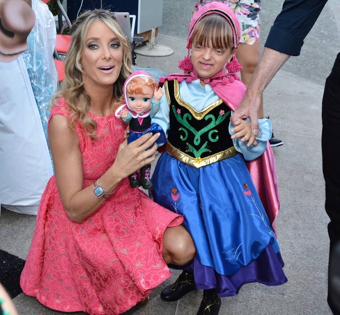 Rafinha estava lindinha vestida de princesa. Ela está simplesmente alucinada com o tema da festa, o filme Frozen - Uma Aventura Congelante