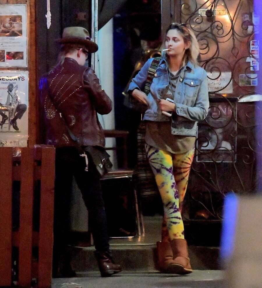 Depois, eles fumaram juntos e ficaram conversando na rua
