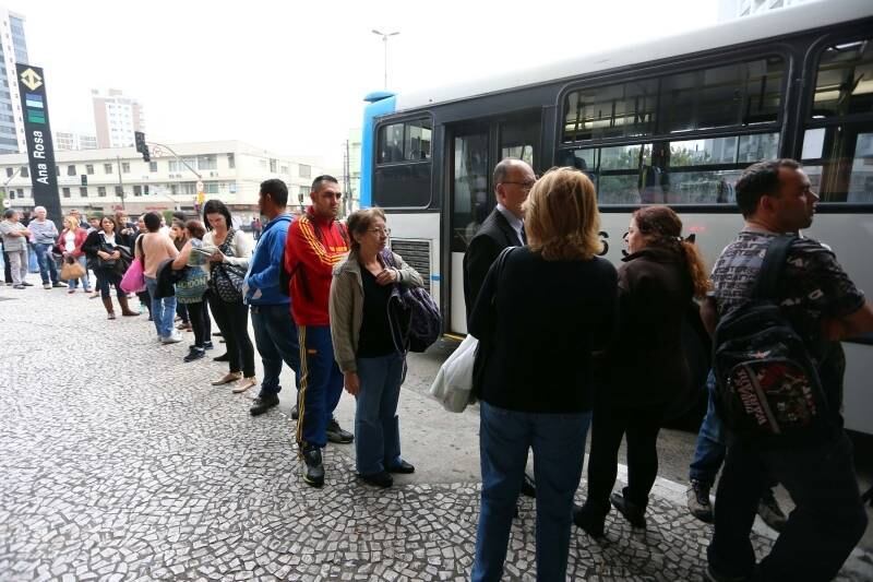 Ana Maria Porto,
analista contábil, 40 anos, também não conseguiu pegar o metrô para chegar ao seu destino. Ela mora no Jabaquara e trabalha
na região da Paulista. Normalmente, com um ônibus e metrô, Ana leva meia hora de casa até o trabalho. Nesta sexta, ela levou duas horas somente para chegar até a estação Ana Rosa.

— Foram duas horas de
lotação, saí de casa às 6h, peguei lotação no Jabaquara e vim pra cá porque
falaram que estava aberto. Agora não sei o que faço para chegar na Paulista