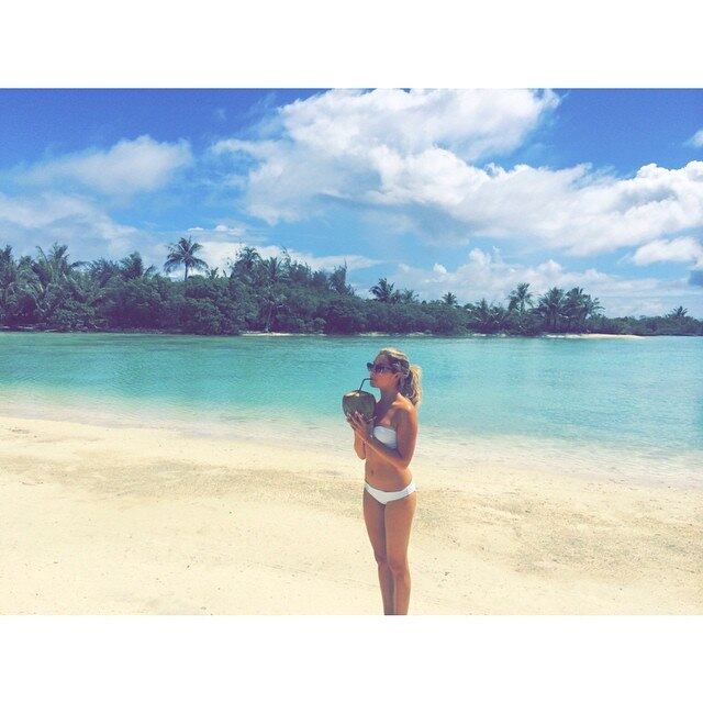 Ashley Tisdale, do High School Musical, postou uma foto na praia diretamente da lua de mel