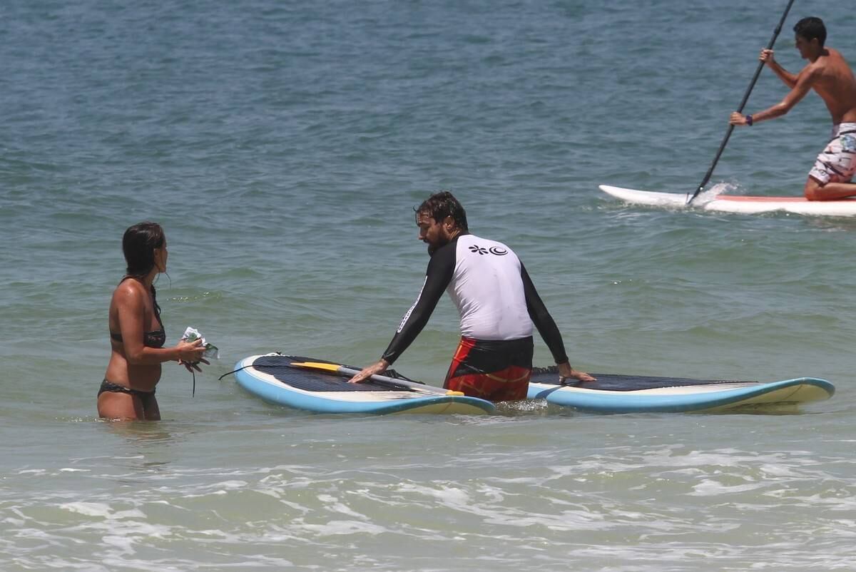 Bruno Gagliasso e Ricardo Pereira praticam stand up paddle na praia da Barra da Tijuca, no Rio