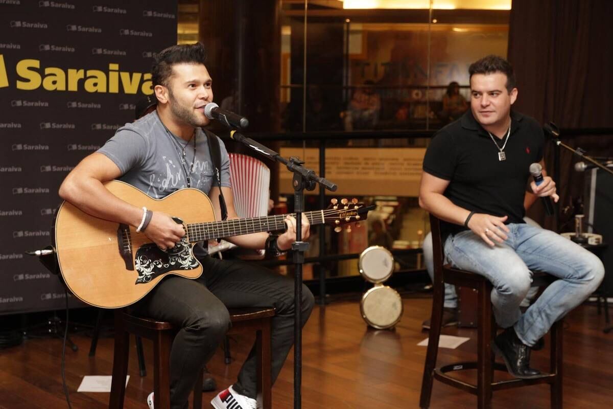 Os músicos cantaram para as tietes
