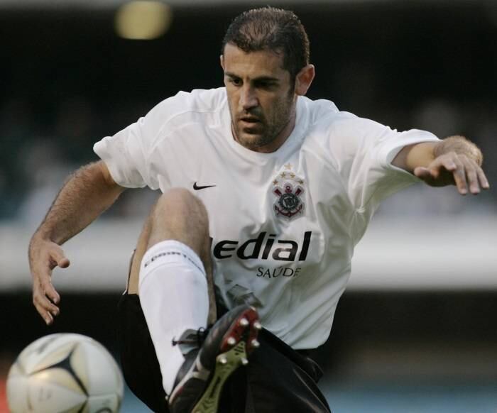 Finazzi - Itapirense (SP)

Velho conhecido da torcida corintiana, o atacante de 40 anos aceitou proposta do time do interior paulista, que disputa a série A2. O Itapirense será o 26º time da carreira de Finazzi