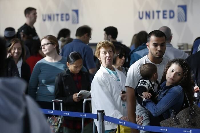 Passageiros aguardam por mais informações no aeroporto internacional de Chicago
