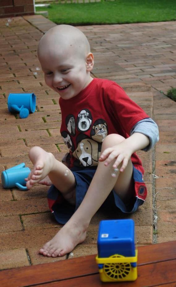 Os pais de Jonty tiveram de escolher entre a amputação completa da perna direita do menino ou um novo tipo de procedimento, conhecido como rotationplasty, ou cirurgia de rotação — em que o pé do paciente seria removido e reconectado ao joelho de trás para frente, para favorecer alguns movimentos. Ficaram com a segunda opção. Em entrevista ao jornal Daily Mail, o pai do garoto, Wayne Oddy, disse que, à primeira vista, o resultado pareceu "um pouco bizarro". "Mas agora nem notamos mais", garante
