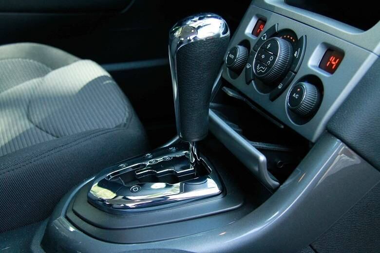 Novidade do modelo na linha 2014, o câmbio automático sequencial de seis marchas trabalha muito bem com o motor 2.0 16V Flex de 151 cavalos, oferecendo trocas suaves e quase imperceptíveis 

ACELERAMOS O PEUGEOT 308 COM CÂMBIO AUTOMÁTICO DE SEIS MARCHAS! CONFIRA O TESTE

Saiba tudo sobre carros! Acesse R7.com/carros
E confira os melhores preços de novos e usados em r7.icarros.com.br 
