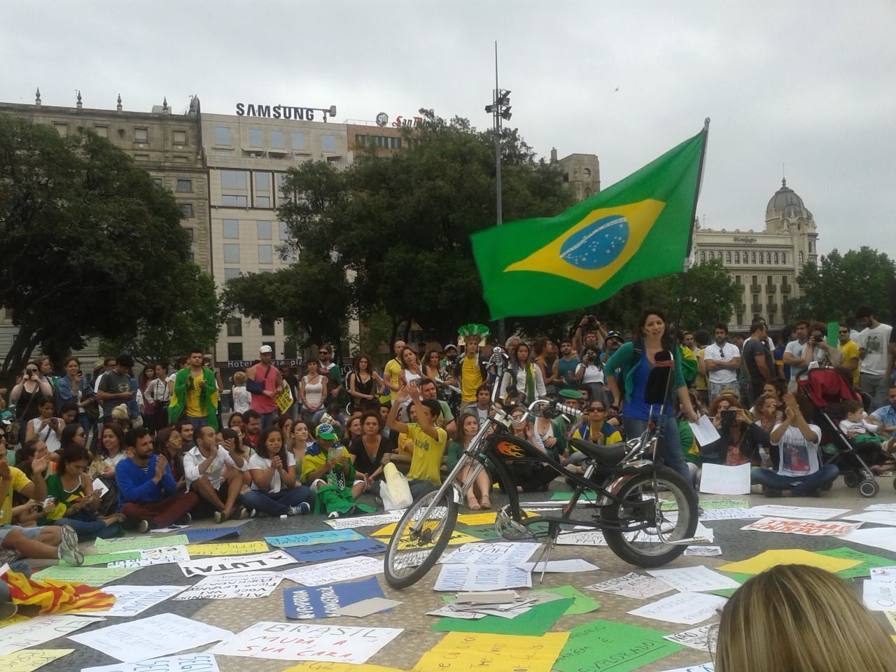Catarina Santos, uma das organizadoras da manifestação, disse ao R7 que os brasileiros que vivem no exterior querem
"expor para os outros países que o Brasil vive um período de
mudança social importante, que existem conflitos sociais que são movidos
por um sentimento de mudança urgente em diversas áreas e níveis, tais
como a exigência de uma saúde pública, transporte público e educação de
qualidade"