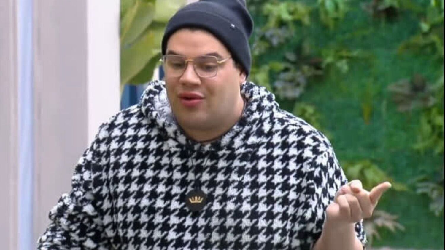 "Quem se exalta, algo tem". Ricarte, Erick.
E por falar em Erick, o ex-Conquisteiro também destilou toda a sua sabedoria quando foi explicar para Giulia, Victoria e Gabriel o que havia no controverso vídeo que mostrava Stephanie, Ana Paula e Faby falando dele e seu bombonzinho