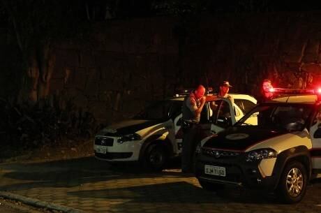 Policia Científica esteve no local onde corpo foi encontrado. Caso será investigado pelo DHPP