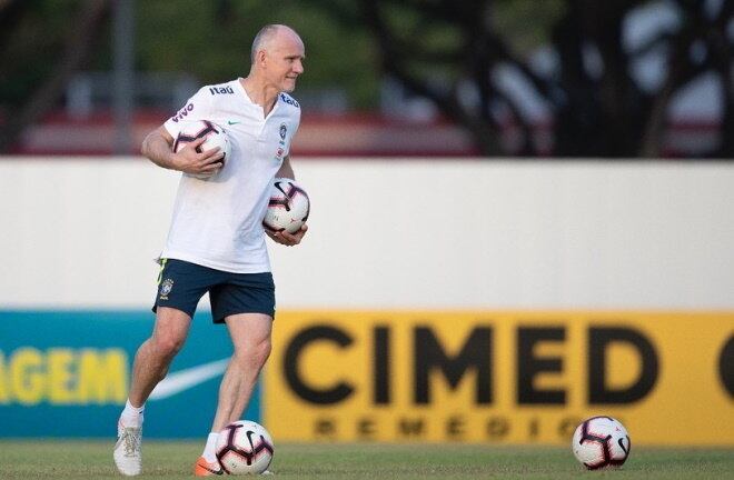 Campeão com o Brasil na Copa do Mundo de 1994, Taffarel se manteve em boa forma física. Atualmente com 54 anos, o ex-jogador é o preparador de goleiros da seleção brasileira