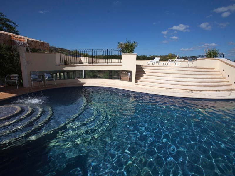 Nesses locais, que se estendem do México até Honduras, passando por Belize, Guatemala e El Salvador, são organizadas conferências, reconstituições de rituais, acontecimentos especiais, espetáculos de luz e som. Ao lado, o “resort do fim do mundo”, o Eco Spa Las Aguilas, na cidade mexicana de Exul, que está atraindo vários turistas