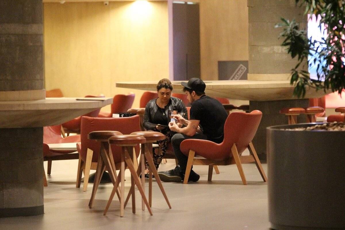 O casal tomou sorvete durante o passeio no shopping