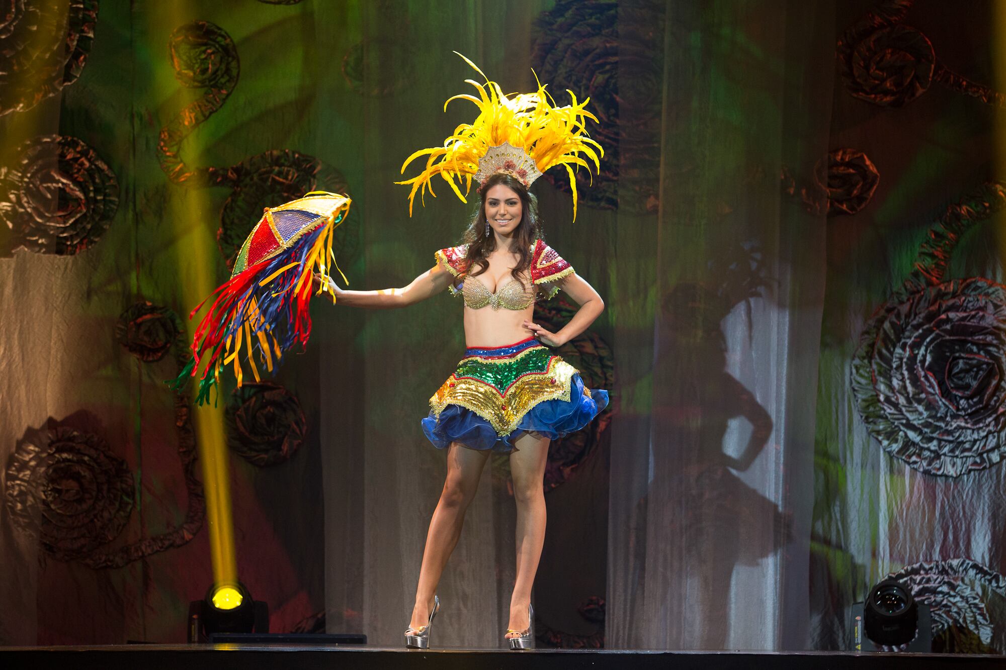 Helena Rios, a Miss Pernambuco, representou o carnaval de seu estado com a roupa Serpentina Partida