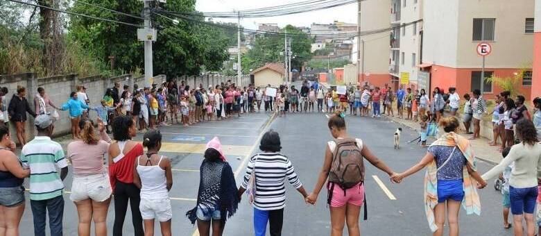 Moradores que ocuparam o condomínio protestaram nesta sexta pedindo moradia e o direito de permanecer no local