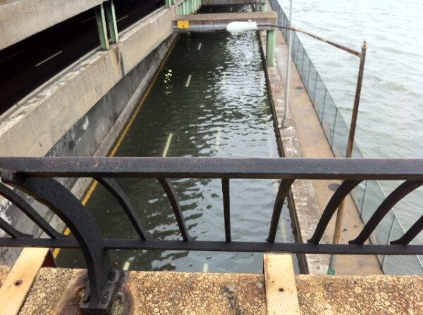 As fortes chuvas alagaram túneis em Manhattan, Nova York. Na imagem, a estrada Franklin D. Roosevelt