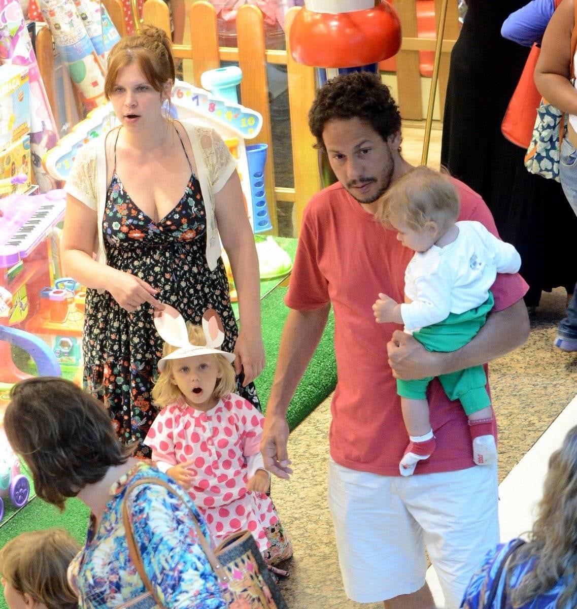 Os atores Carolinie Figueiredo e Guga Coelho curtiram os filhos na tarde desta segunda-feira (15) durante passeio a um shopping carioca