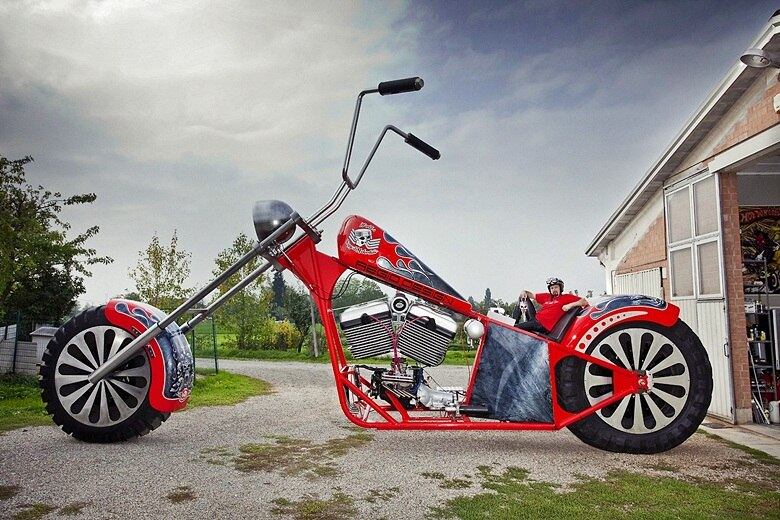 A edição 2014 do Guinness Book — O Livro dos Recordes terá uma motocicleta fora do comum. A Reggio Design XXL Chopper, produzida pelo italiano Fabio Reggiani, estará em destaque como a maior moto do mundo.

Com 5,10 metros de altura do chão ao guidão, o modelo recebeu o título do Guinness após percorrer cem metros durante evento na Itália, tornando-se a maior moto dirigível do planeta. Um motorzão V8 de 284 cv empurra a motocona.

Confira aqui mais fotos e detalhes da gigantesca Reggio Design XXL Chopper

Saiba tudo sobre carros! Acesse www.r7.com/carros
