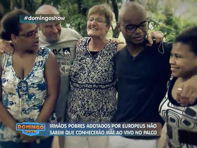As crianças de São Paulo, Marcos, Gislaine e Gabriela, foram as primeiras a serem adotados pelo casal Cornelius e Dorothea em 1994. Hoje eles têm, respectivamente, 25, 23 e 22 anos. Os demais filhos adotivos, Wiliam (20), Walace (19) e Wesley (19), foram levados para a Holanda 5 anos depois e foram os primeiros a encontrar a família biológica na viagem de retorno ao Brasil


+ Emoção no Domingo Show! Após 20 anos, jovens adotados por europeus encontram a família biológica

+ Aproveite e confira as matérias do programa Domingo Show

+ Já curtiu a página do Domingo Show no Facebook? É só clicar!

+ Siga o Domingo Show no Twitter e receba conteúdos exclusivos!
