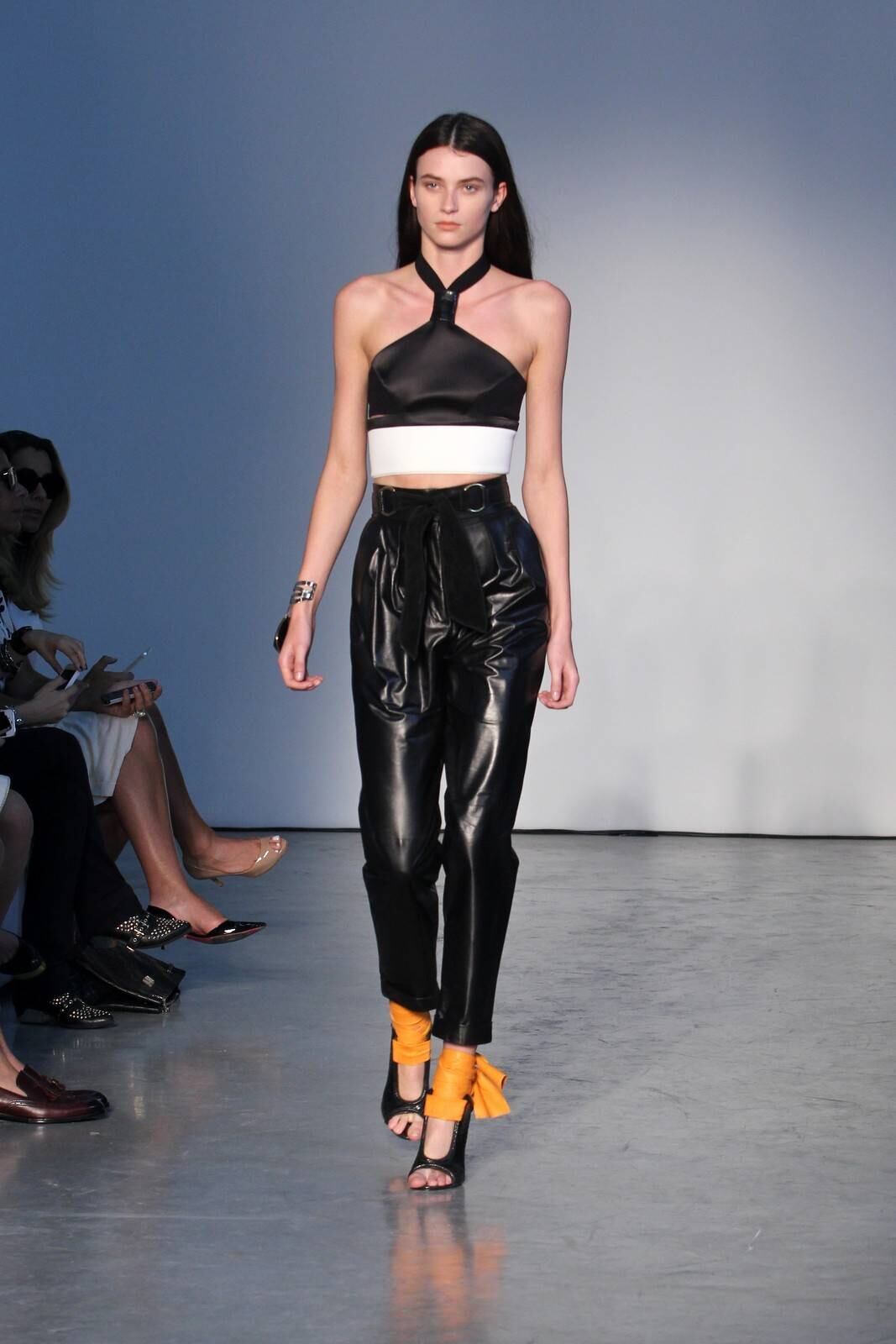 O segundo dia de desfiles da temporada inverno 2015 da São Paulo Fashion Week começou com a coleção do estilista Pedro Lourenço, nesta terça-feira (4). As modelos entraram na passarela após uma hora de atraso e vestiram peças feitas de diferentes materiais, que iam desde os trabalhos com paetês até detalhes com argolas de meta. Além dos casacos e saias que deram um ar sexy à coleção, as sandálias com saltos largos, arredondados e amarrações no tornozelo também foram destaque na passarela