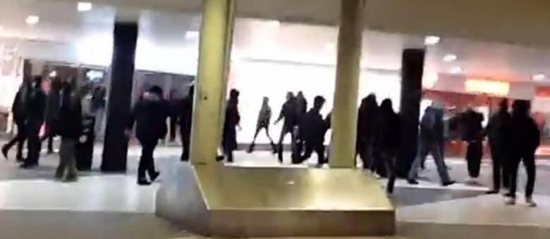 Tumulto ocorre dias depois de uma mulher ser esfaqueada até a morte em um centro de menores refugiados