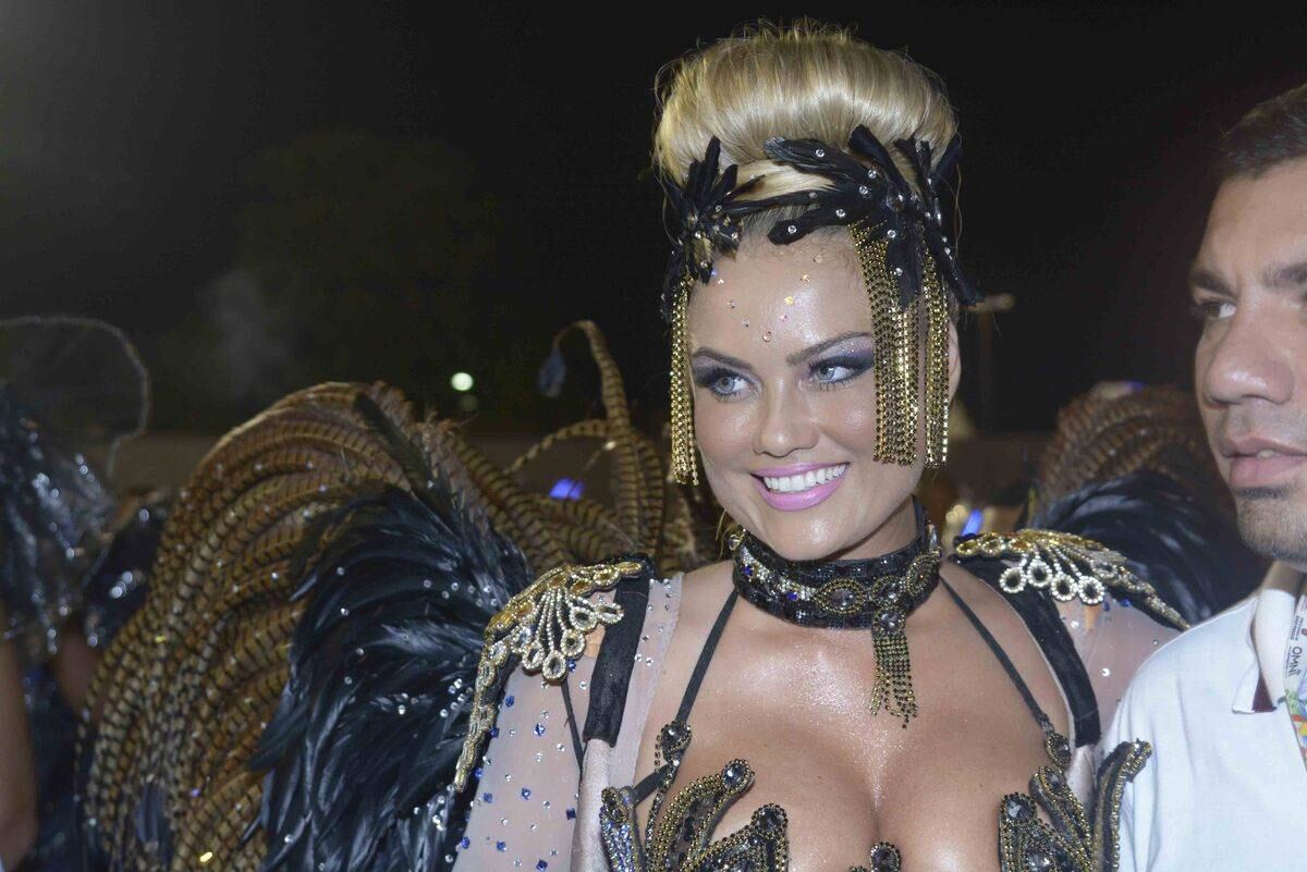 Ellen Roche curte terceiro lugar da Rosas de Ouro no desfile das campeãs de São Paulo