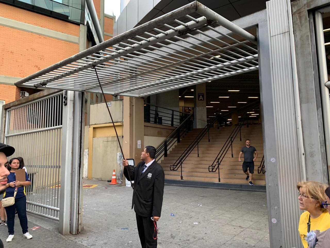 Portões foram totalmente abertos às 16h34, para a saída dos alunos que terminarem a prova