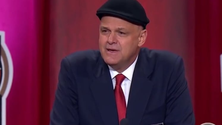 Após inúmeras vitórias e conquistas, ele entrou para a lista dos melhores jogadores. No dia em que recebeu o prêmio no Hall da Fama, Oscar fez um discurso que emocionou muitas pessoas. O esportista usou uma boina para esconder a cicatriz da cirurgia