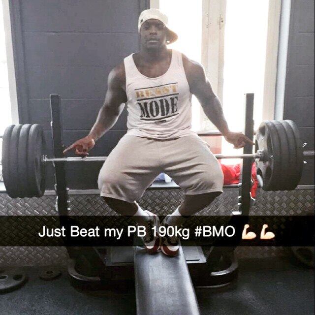 Akinfenwa consegue pegar 190 kg no supino!