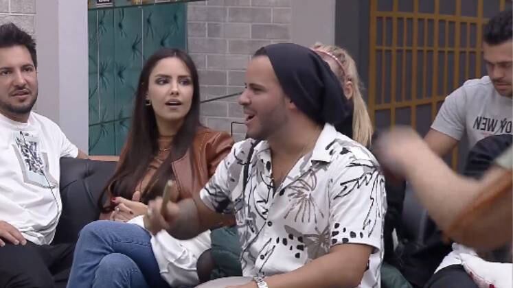 Na sala, Filipe embalou os casais ao som de uma música sertaneja. Animados após a festa Romance, os participantes soltaram a voz e cantaram muito na sala da Mansão Power. Eita, sofrência! 