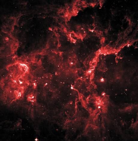 Cygnus X hospeda muitas jovens estrelas. A radiação ultravioleta de inúmeras estrelas de grande massa da região têm aquecido a galáxia, produzindo cavidades. Nesta imagem de infravermelhos, os pontos brilhantes mostram onde as estrelas estão se formando