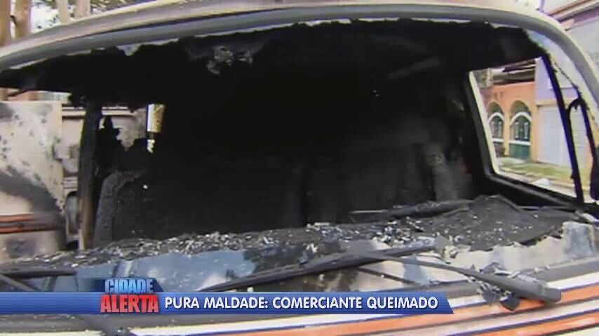 O veículo ficou totalmente destruído após o crime