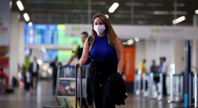 Órgãos divergem sobre cancelamento de viagens ao exterior devido ao coronavírus