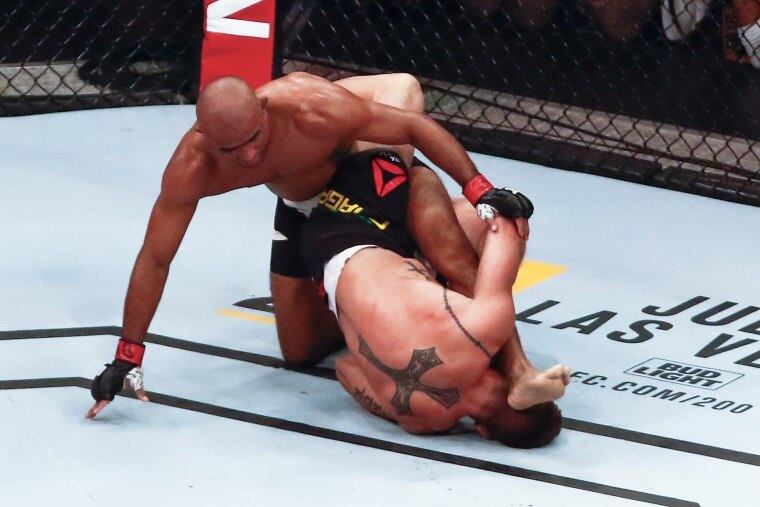 Em luta entre brasileiros, Jacaré finalizou Belfort com um violento ground and pound e obrigou o árbitro a dar a luta por encerrada
