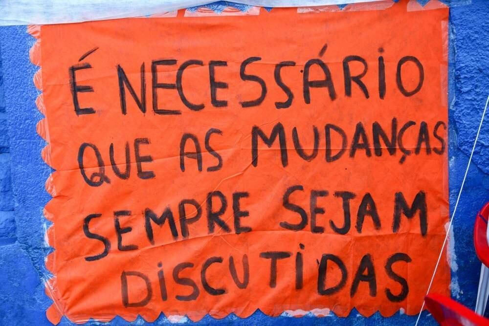 Governo quer escolas desocupadas para começar debates